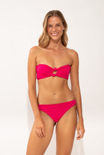 Laad de afbeelding in de Gallery-viewer, Model Front: Wednesday In Hawaii By Rio De Sol Set Set Guava Lani Waikiki