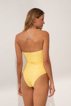 Laad de afbeelding in de Gallery-viewer, Model Back: Wednesday In Hawaii By Rio De Sol One-Piece Kiko-Lilikoi Aloha