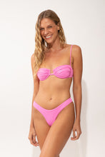 Laad de afbeelding in de Gallery-viewer, Model Front: Rio De Sol Top Top Crespinho-Rosa Zaya