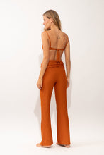 Laad de afbeelding in de Gallery-viewer, Model Back: Rio De Sol Beach Trousers Ferrugo Murana Pants