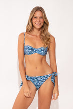 Laad de afbeelding in de Gallery-viewer, Model Front: Rio De Sol Bottom Bottom Chuva Gisele