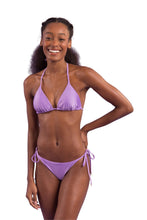 Laad de afbeelding in de Gallery-viewer, Model Front: Rio De Sol Bottom Bottom Orchid Cheeky-Tie
