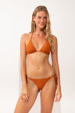Laad de afbeelding in de Gallery-viewer, Model Front: Rio De Sol Bottom Bottom Ferrugo Cheeky-Tie