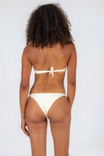 Laad de afbeelding in de Gallery-viewer, Model Back: Rio De Sol Top Top Off-White Twist