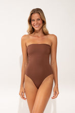 Laad de afbeelding in de Gallery-viewer, Model Front: Wednesday In Hawaii By Rio De Sol One-Piece Coco Aloha