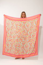 Laad de afbeelding in de Gallery-viewer, Model Front: Rio De Sol Pareo Ditsy-Sky Canga