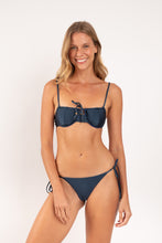 Laad de afbeelding in de Gallery-viewer, Model Front: Rio De Sol Top Top Shimmer-Shark Balconet-Tie
