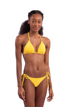 Laad de afbeelding in de Gallery-viewer, Model Front: Rio De Sol Set Set Malibu-Yellow Tri-Inv Cheeky-Tie