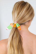 Laad de afbeelding in de Gallery-viewer, Model Front: Rio De Sol Hair Accessory Utah Scrunchie