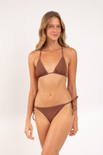 Laad de afbeelding in de Gallery-viewer, Model Front: Rio De Sol Bottom Bottom Sand-Cappuccino Cheeky-Micro