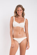 Laad de afbeelding in de Gallery-viewer, Model Front: Rio De Sol Set Set Malibu-Natural Amelia Essential