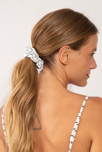 Laad de afbeelding in de Gallery-viewer, Model Front: Rio De Sol Hair Accessory Linea-White Scrunchie