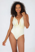 Laad de afbeelding in de Gallery-viewer, Model Front: Rio De Sol One-Piece Off-White Marina