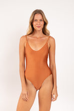 Laad de afbeelding in de Gallery-viewer, Model Front: Rio De Sol One-Piece Shimmer-Nocciola Hype-Noa