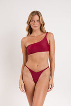 Laad de afbeelding in de Gallery-viewer, Model Front: Rio De Sol Bottom Bottom Touch-Carmim Gigi