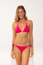 Laad de afbeelding in de Gallery-viewer, Model Front: Wednesday In Hawaii By Rio De Sol Set Set Guava Kauai Kaleia
