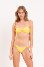Laad de afbeelding in de Gallery-viewer, Model Front: Rio De Sol Set Set Amarelo Bandeau-Crispy Cheeky-Crispy
