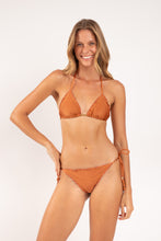 Laad de afbeelding in de Gallery-viewer, Model Front: Rio De Sol Top Top Shimmer-Nocciola Frufru