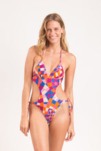 Laad de afbeelding in de Gallery-viewer, Model Front: Rio De Sol One-Piece Funny Trikini