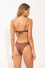 Laad de afbeelding in de Gallery-viewer, Model Back: Wednesday In Hawaii By Rio De Sol Top Top Coco Shell