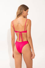 Laad de afbeelding in de Gallery-viewer, Model Back: Wednesday In Hawaii By Rio De Sol Top Top Guava Shell