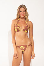 Laad de afbeelding in de Gallery-viewer, Model Front: Wednesday In Hawaii By Rio De Sol Set Set Pua-Coco-Lilikoi Mel