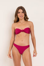 Laad de afbeelding in de Gallery-viewer, Model Front: Rio De Sol Top Top Shimmer-Desejo Bandeau-Joy