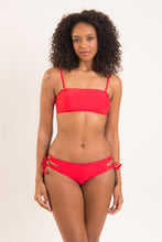 Laad de afbeelding in de Gallery-viewer, Model Front: Rio De Sol Bottom Bottom Rouge Madrid