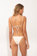 Laad de afbeelding in de Gallery-viewer, Model Back: Rio De Sol Bottom Bottom Malibu-Natural Essential-Noa