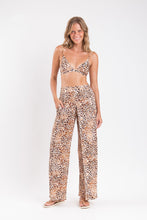 Laad de afbeelding in de Gallery-viewer, Model Front: Rio De Sol Beach Trousers Leopard Wide Pants
