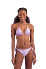 Laad de afbeelding in de Gallery-viewer, Model Front: Rio De Sol Set Set Shimmer-Harmonia Tri-Inv Ibiza-Comfy