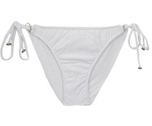 Laad de afbeelding in de Gallery-viewer, Model Front: Rio De Sol Bottom Bottom Cloque Branco New Comfort