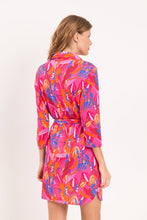 Laad de afbeelding in de Gallery-viewer, Model Back: Rio De Sol Shirtdress Flavors Chemise