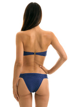 Laad de afbeelding in de Gallery-viewer, Model Back: Rio De Sol Bottom Bottom Kiwanda Denim Band Comfort