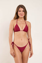 Laad de afbeelding in de Gallery-viewer, Model Front: Rio De Sol Bottom Bottom Touch-Carmim Cheeky-Tie