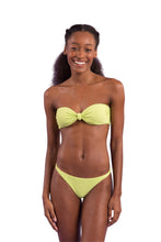 Laad de afbeelding in de Gallery-viewer, Model Front: Rio De Sol Set Set Bora-Citrus Bandeau-Joy Leblon-Fio