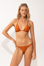 Laad de afbeelding in de Gallery-viewer, Model Front: Rio De Sol Top Top Ferrugo Tri-Aya