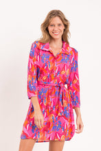 Laad de afbeelding in de Gallery-viewer, Model Front: Rio De Sol Shirtdress Flavors Chemise