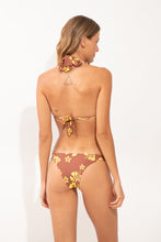 Laad de afbeelding in de Gallery-viewer, Model Back: Wednesday In Hawaii By Rio De Sol Bottom Bottom Pua-Coco-Lilikoi Oahu