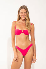 Laad de afbeelding in de Gallery-viewer, Model Front: Wednesday In Hawaii By Rio De Sol Top Top Guava Shell