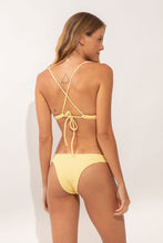 Laad de afbeelding in de Gallery-viewer, Model Back: Rio De Sol Top Top Drift-Butterglow Juliette-Tie