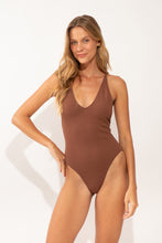 Laad de afbeelding in de Gallery-viewer, Model Front: Rio De Sol One-Piece Sand-Cappuccino Sunny