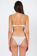 Laad de afbeelding in de Gallery-viewer, Model Back: Rio De Sol Set Set Shimmer-White Bandeau-Knot Essential