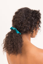 Laad de afbeelding in de Gallery-viewer, Model Front: Rio De Sol Hair Accessory Rain Scrunchie
