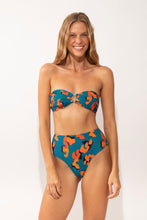 Laad de afbeelding in de Gallery-viewer, Model Front: Rio De Sol Top Top Luma Mavi