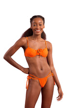 Laad de afbeelding in de Gallery-viewer, Model Front: Rio De Sol Top Top Dots-Orange Balconet-Tie