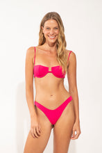 Laad de afbeelding in de Gallery-viewer, Model Front: Wednesday In Hawaii By Rio De Sol Bottom Bottom Guava Kai