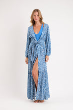 Laad de afbeelding in de Gallery-viewer, Model Front: Rio De Sol Maxi Dresses Chuva Long Dress Verona