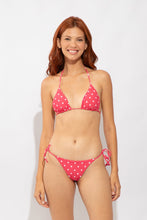 Laad de afbeelding in de Gallery-viewer, Model Front: Wednesday In Hawaii By Rio De Sol Set Set Kiko-Guava Kauai Kaleia