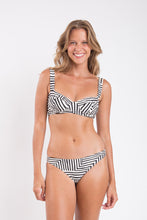Laad de afbeelding in de Gallery-viewer, Model Front: Rio De Sol Set Set Collage Amelia Essential-Comfy